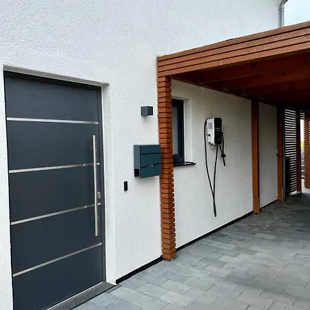 Moderne Doppelhaushälfte Mit Ausblick Auf Apartment *