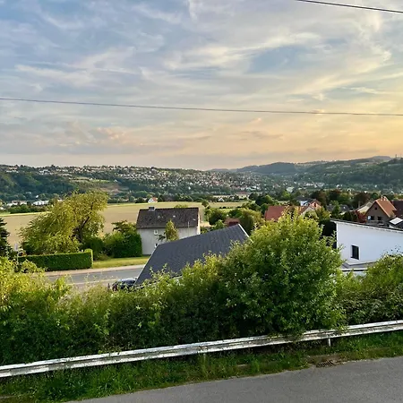 Moderne Doppelhaushälfte Mit Ausblick Auf Apartment